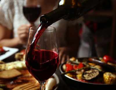 mediterranes Essen und Rotwein | © Shutterstock